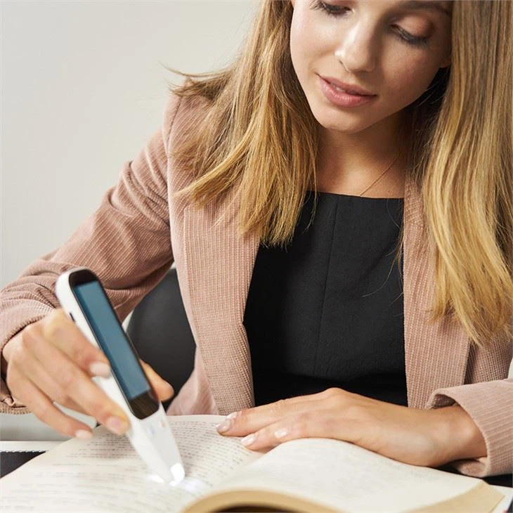 Ai jezikovno prevajalsko pero s 112 jeziki